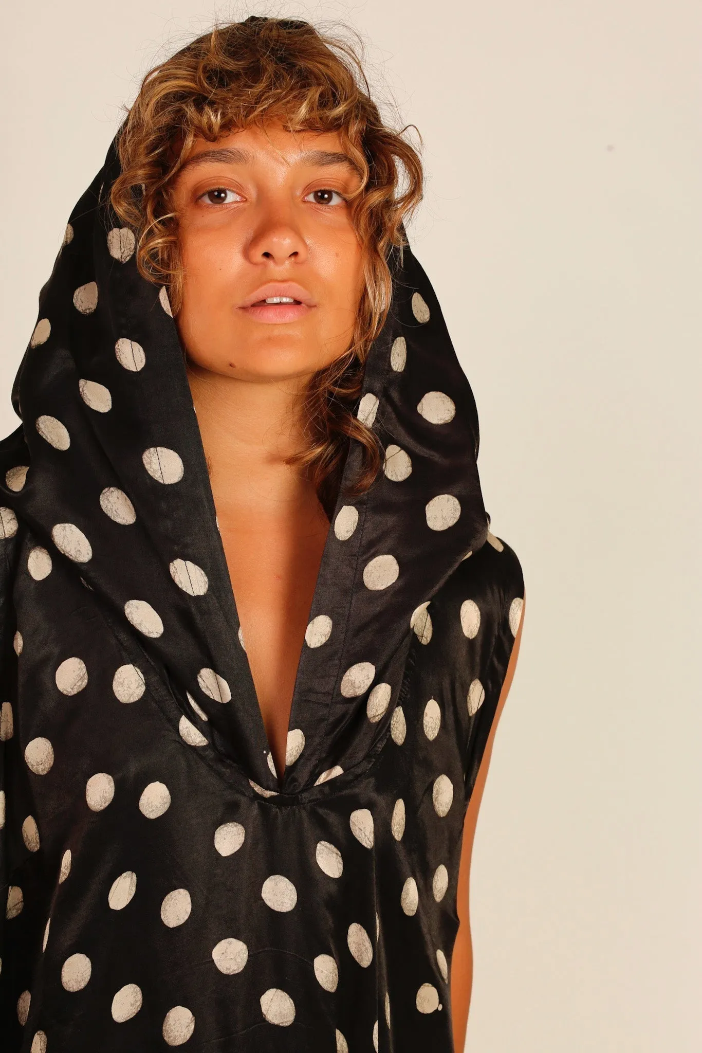 HOODIE DRESS POLKA DOT BLACK MADEENA