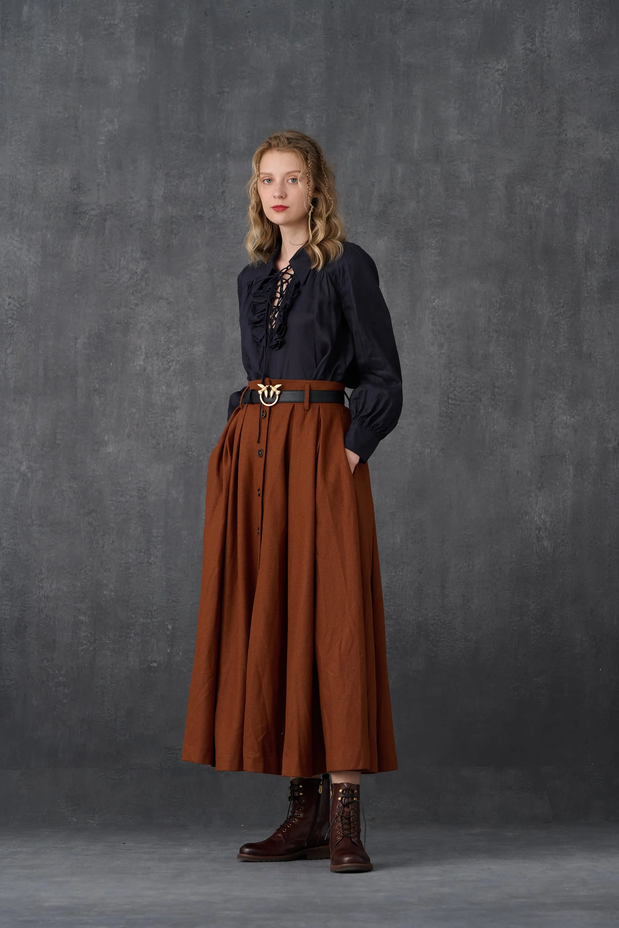 Naomi 33 |  buttoned up wool skirt in brown